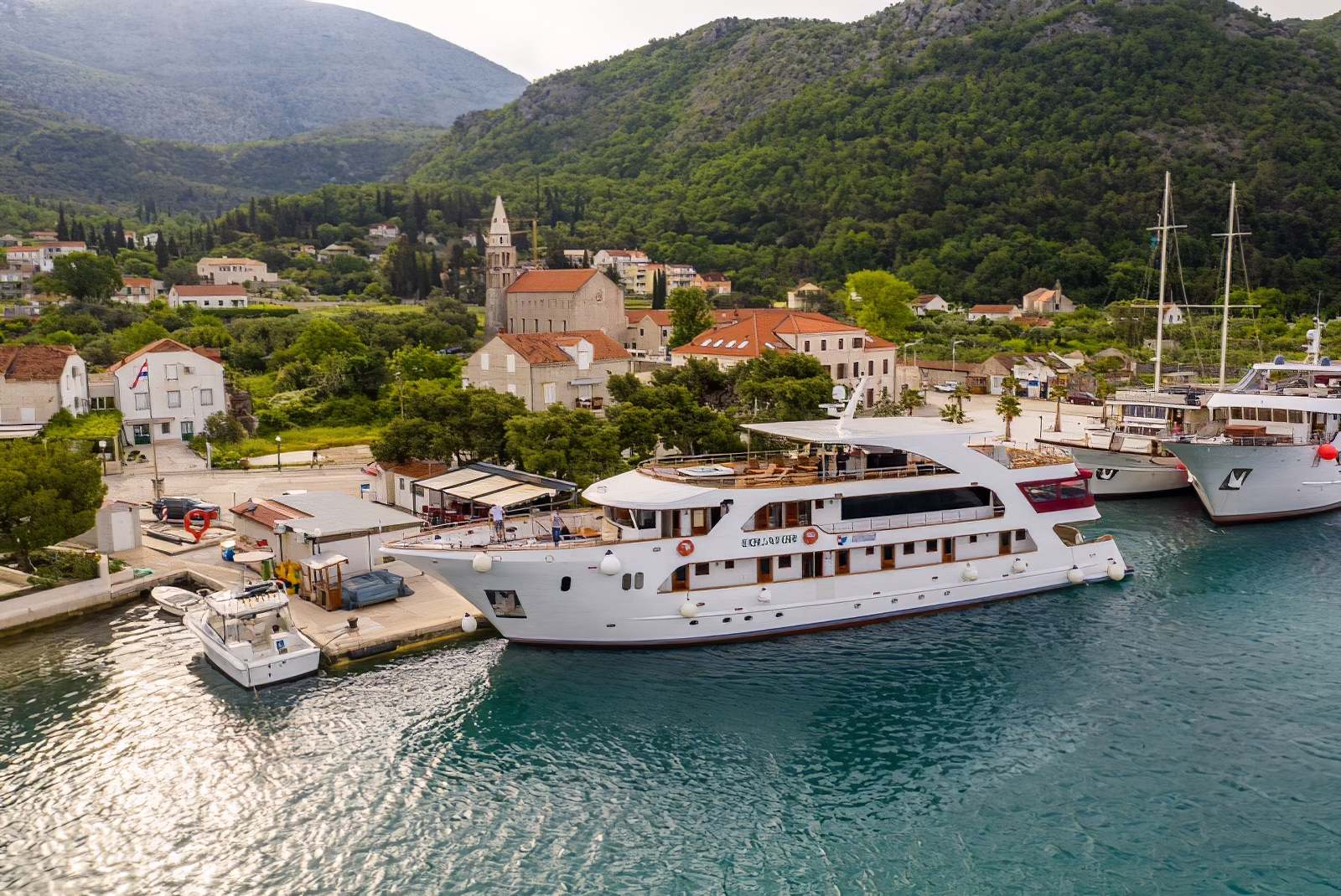 cruiser-equator-on-pier