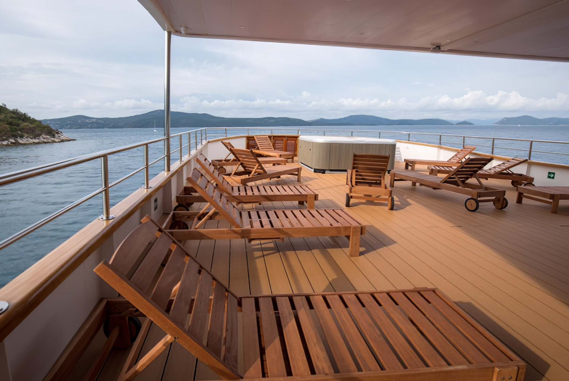 cruiser-equator-sun-deck-sun-beds