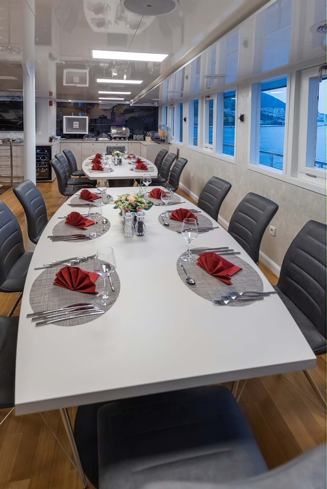 equator-cruiser-saloon