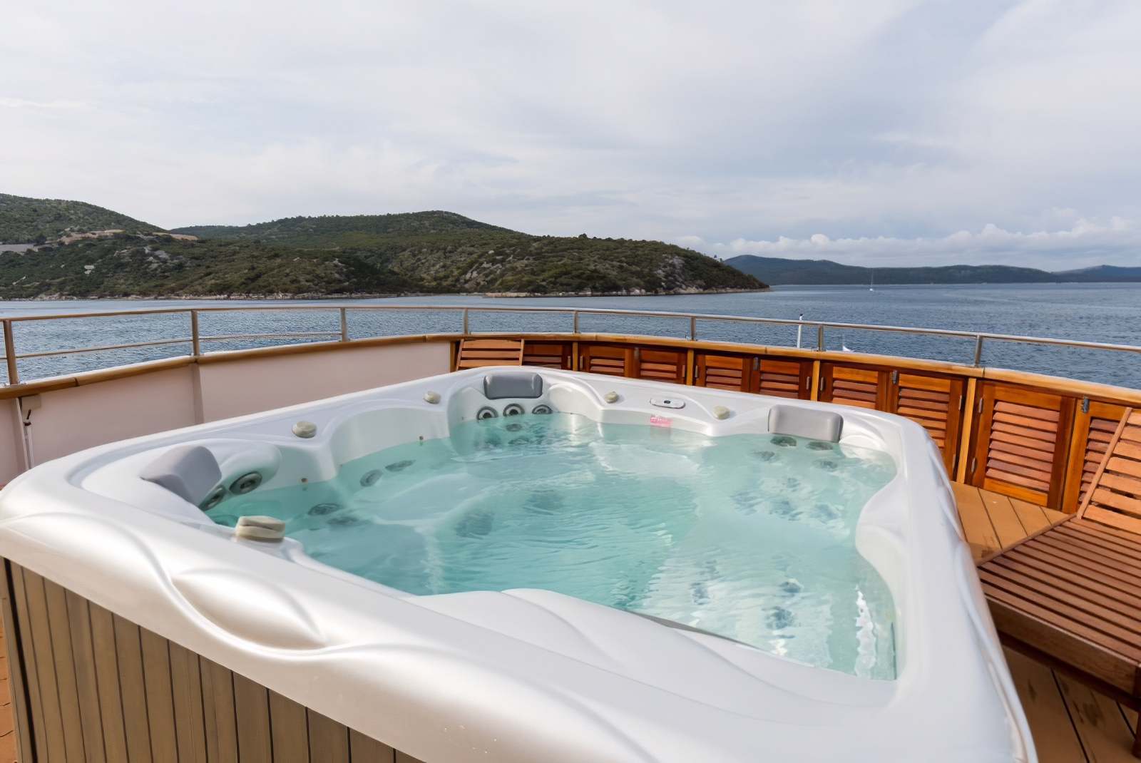 jacuzzi-on-cruiser-adriatic-cruise