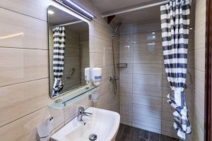 mini-cruiser-equator-bathroom-2