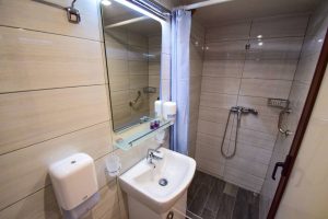 mini-cruiser-equator-bathroom