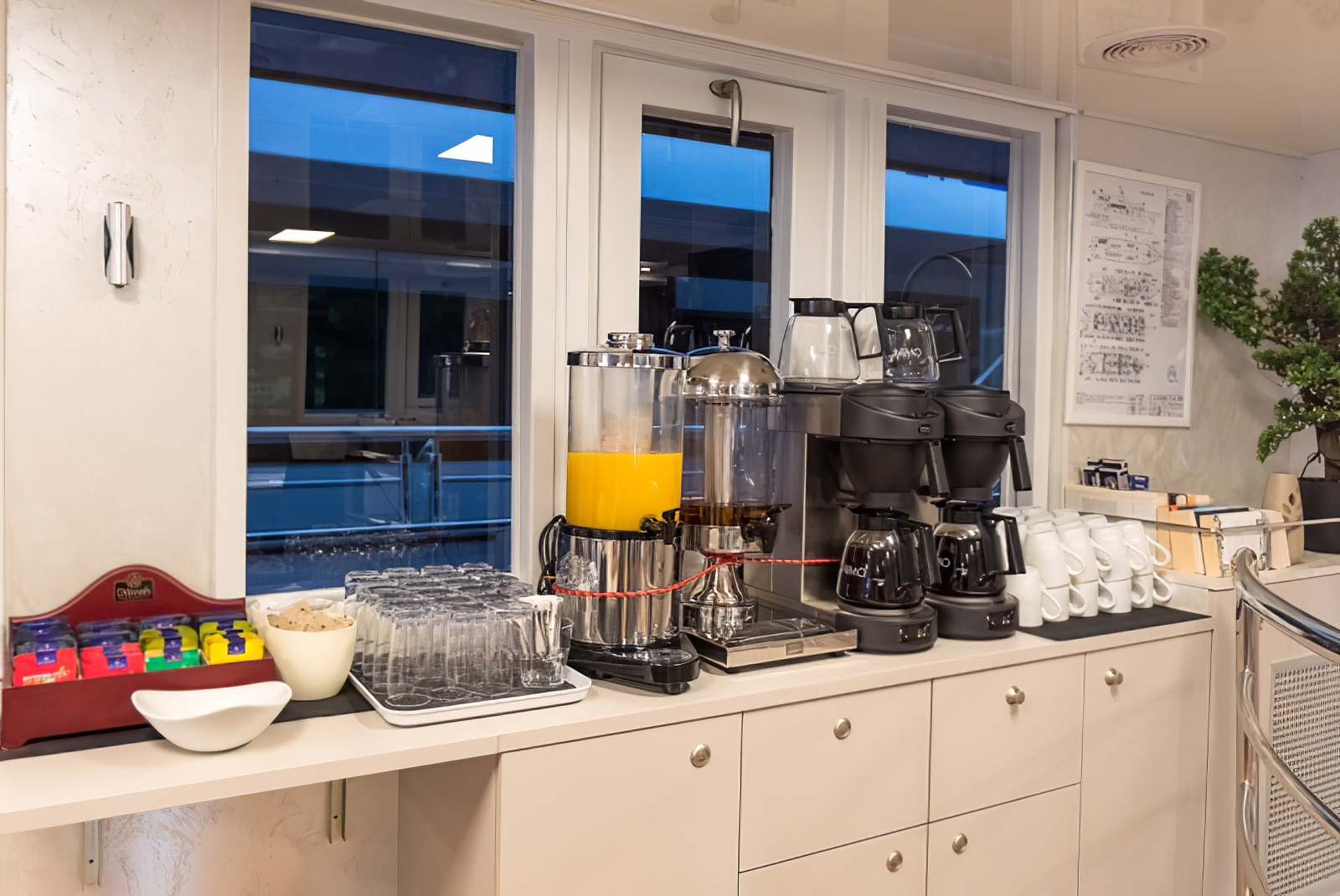 mini-cruiser-equator-breakfast