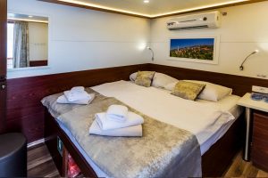 mini-cruiser-equator-double-bed